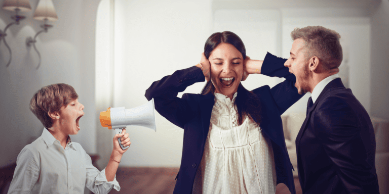 אישה אוטמת את אוזניה בזמן שילד עם מגפון וגבר בחליפה צועקים אחד על השני. הם נמצאים בחדר מואר, והאישה נראית במצוקה.